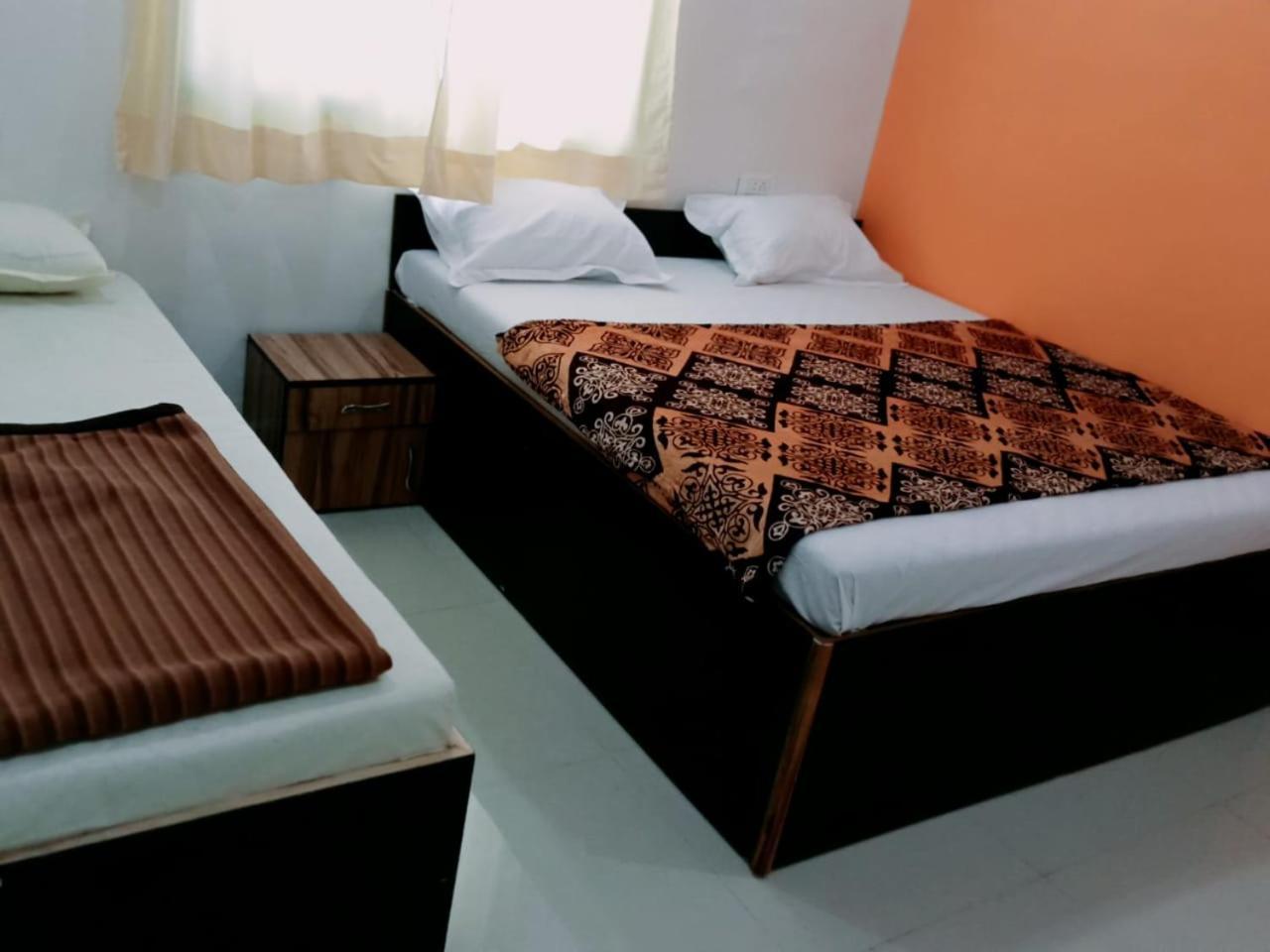 Hotel Sai Santosh شيردي الغرفة الصورة